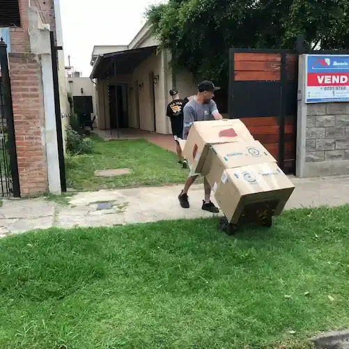 Peones de nuestra agencia de Fletes Trabajando